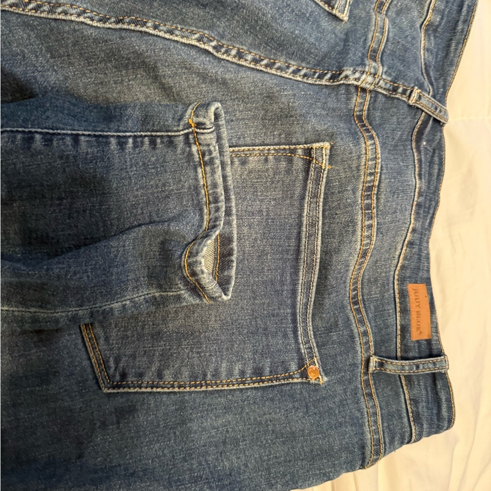 Judy Blue Relaxed Blue Jeans with Faded Denim
